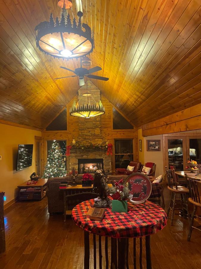 Cozy Creekfront Family Cabin-Pet Friendly -Gamerm-Hot Tub Hiawassee Exterior photo
